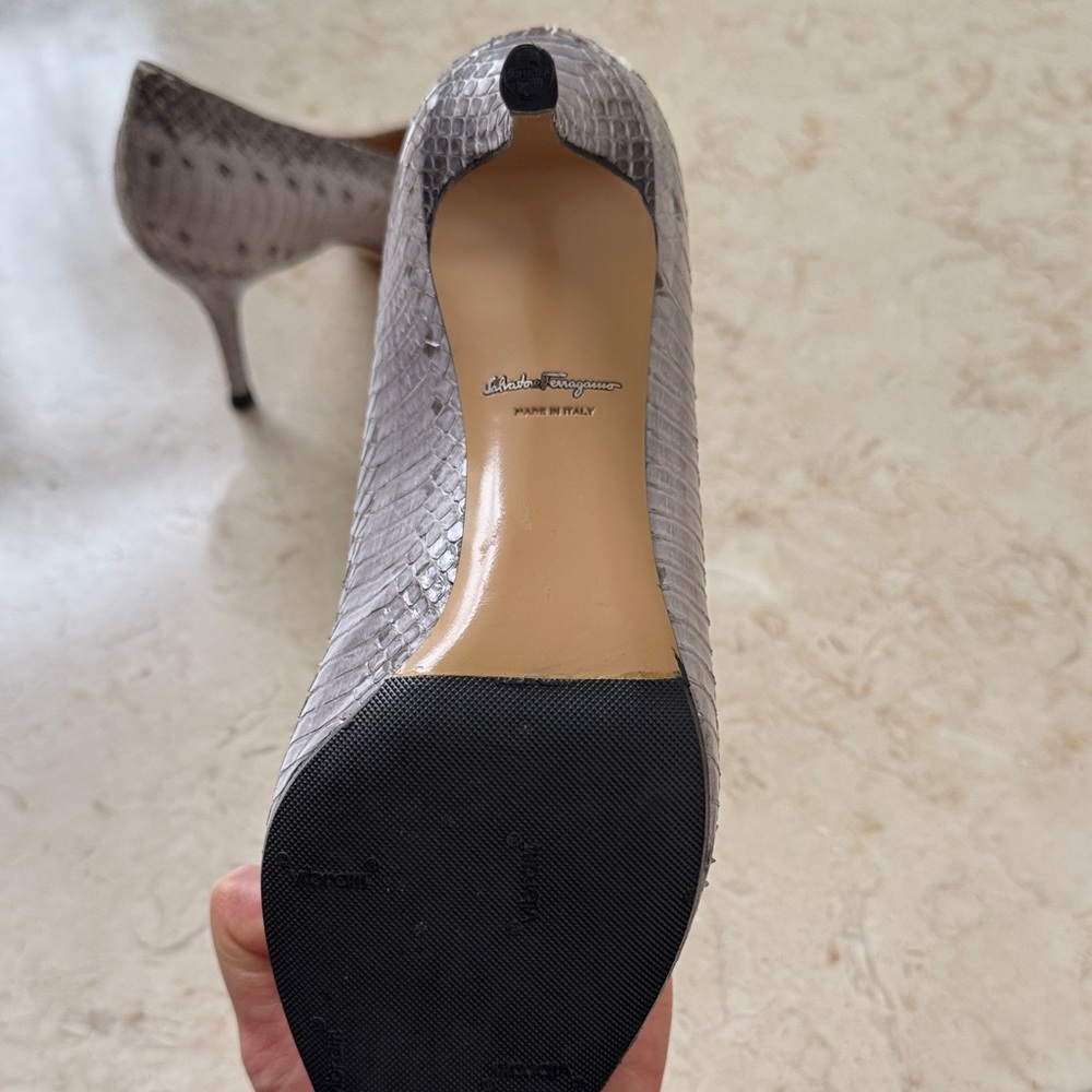 Salvatore Ferragamo Silver Grey Snakeskin Pointed-Toe Pumps size 8 US 39 EU - Picture 2 of 5